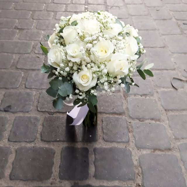 Ramo de rosas blancas, paniculata y eucalipto